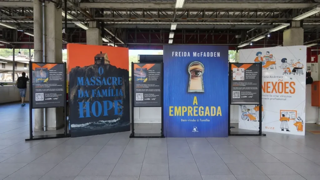 Instalações Em Formato De Livros E Totens Com Qr Code Da Ação De Audiolivros Gratuitos Da Tic Trens E Audible Em Estação Da Linha 7–Rubi