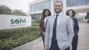 Três profissionais em frente à sede da Solví Essencis Ambiental em Caieiras, onde a empresa divulgou vaga para Assistente Comercial.