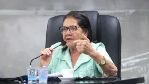 Presidente Da Câmara De Caieiras Fala Ao Microfone Durante Sessão E Aproveita Para Apresentar Esclarecimentos Sobre A Compra De Veículos Oficiais.