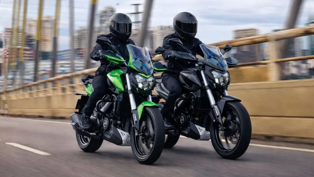Dois Motociclistas Pilotam Bajaj Dominar Em Rodovia Urbana, Destacando Estabilidade, Presença De Estrada E Uso Real Da Moto No Brasil.