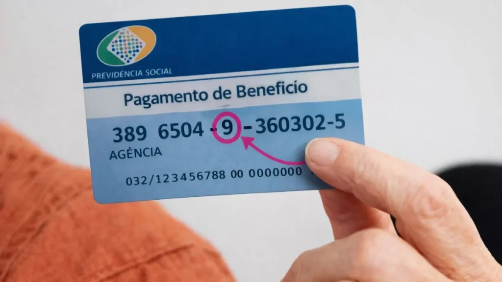 Cartão Do Inss Sendo Segurado Por Idoso Com Destaque No Penúltimo Dígito Do Número Do Benefício, Usado Para Consultar A Data De Pagamento Do Calendário Do Inss