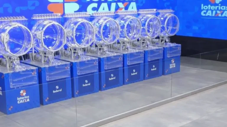 Globos Transparentes Utilizados Em Sorteio Oficial Da Loteria Federal Alinhados Sobre Bases Azuis No Espaço Da Sorte, Em Ambiente Institucional Da Caixa