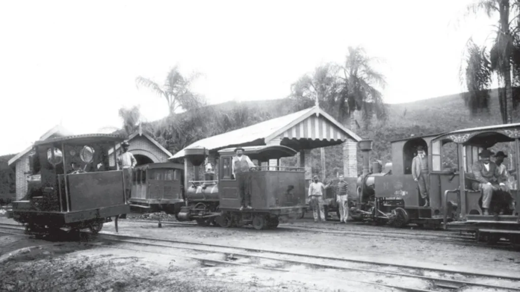 Pequenas Locomotivas Industriais Com Trabalhadores Ao Lado Dos Trilhos Em Caieiras No Início Do Século Xix, Usadas No Transporte De Materiais Durante A Formação Da Cidade
