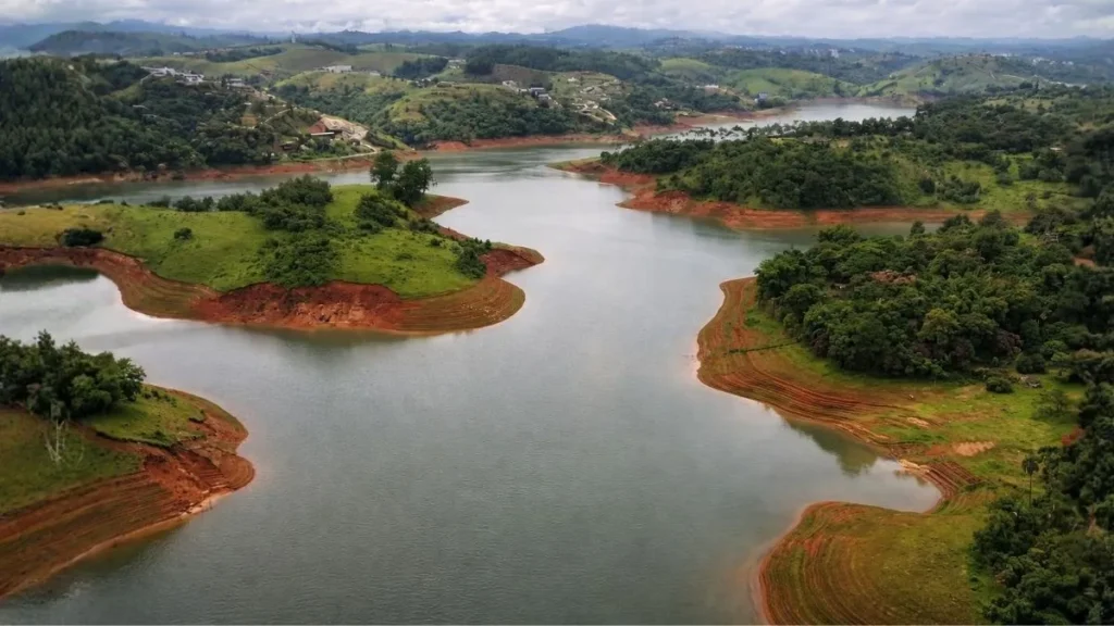 Vista Aérea Da Represa De Igaratá, No Sistema Cantareira, Com Faixas De Terra Vermelha Expostas Após Recuo Do Nível Da Água.