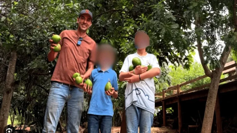 Secretário Municipal Aparece Ao Lado Dos Dois Filhos Em Registro Feito Antes Do Caso Investigado Pela Polícia Civil Em Itumbiara (Go).