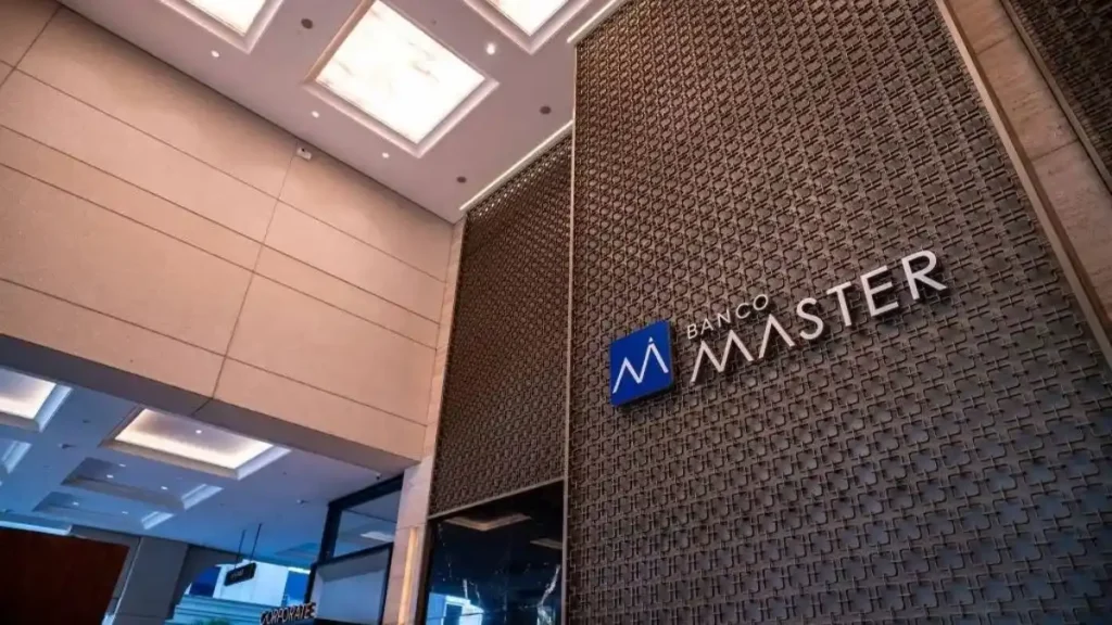 Entrada Interna Do Prédio Corporativo Do Banco Master Com Logotipo Institucional Em Destaque Em Parede Decorativa Moderna.