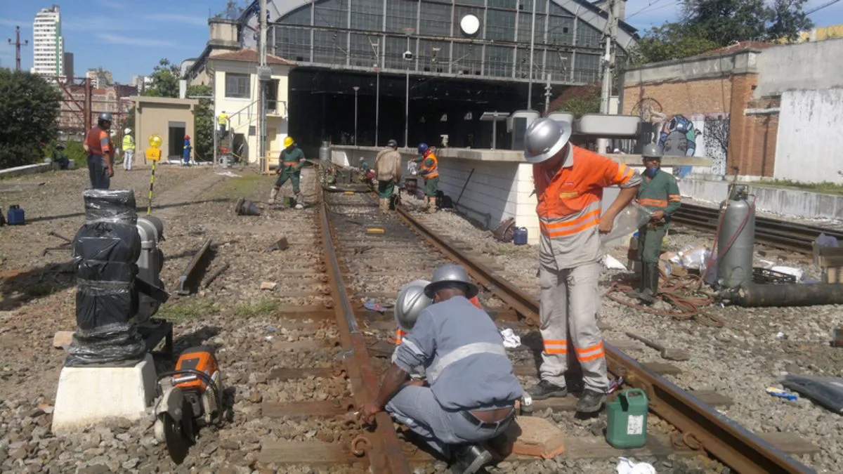 Trabalhadores Realizam Manutenção Nos Trilhos Da Cptm Com Equipamentos E Ferramentas Em Área Ferroviária Urbana