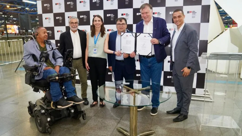 Autoridades Do Governo De São Paulo Apresentam Parceria Para Atendimento Em Libras No Metrô, Com Documento Oficial Assinado E Presença De Pessoa Com Deficiência Em Evento Institucional
