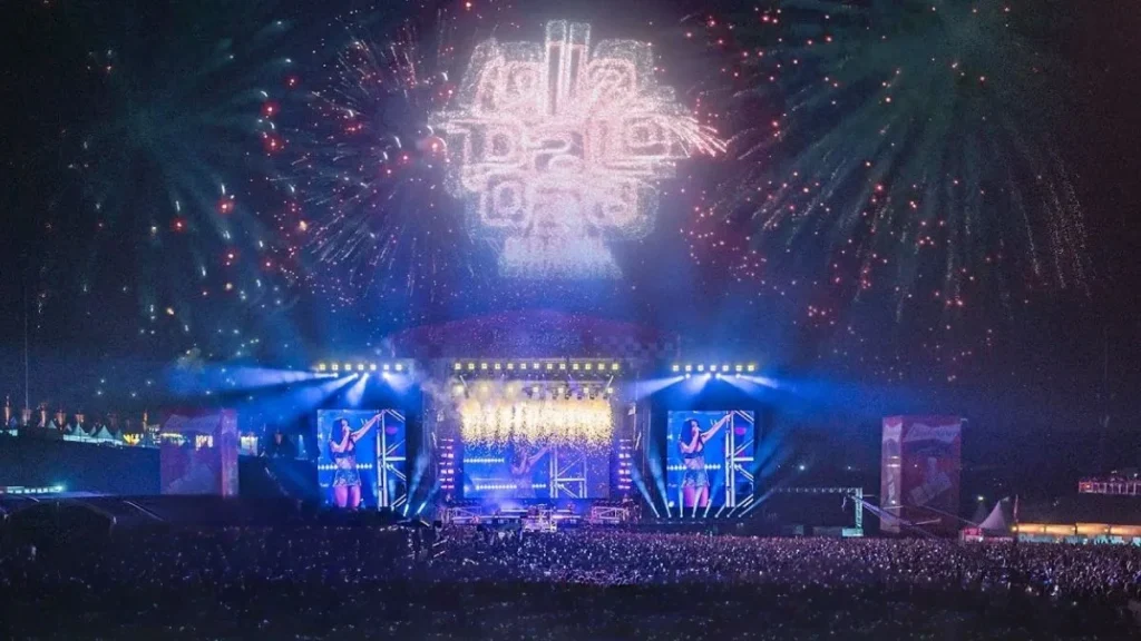 Palco Principal Do Lollapalooza Brasil Lotado De Fãs Durante Apresentação, Ilustrando O Grande Fluxo De Público E A Necessidade De Transporte Especial Para O Festival.