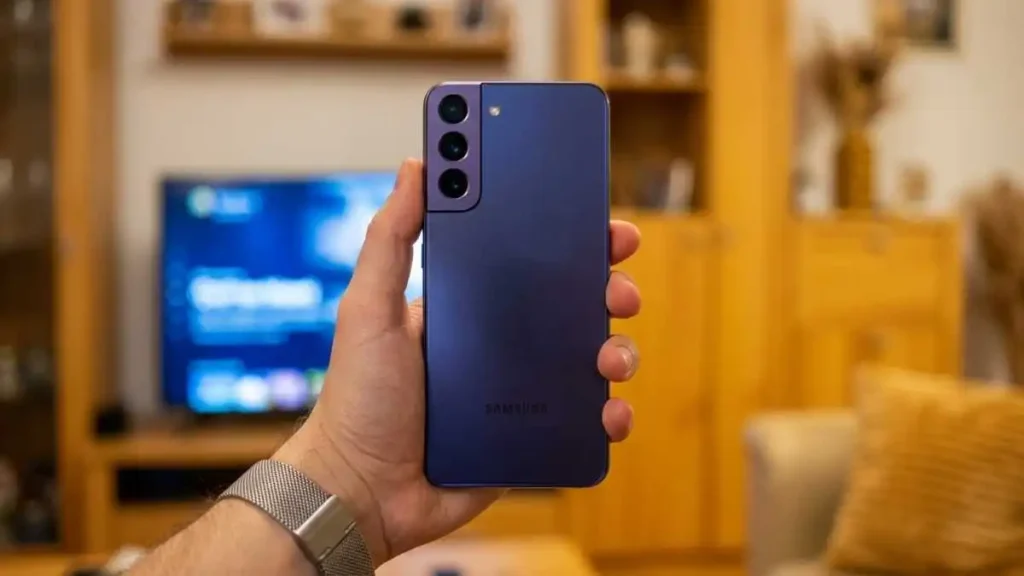 Mão Segurando Smartphone Moderno; A Imagem Contextualiza A Nova Parceria Entre Viettel E Qualcomm Para Fabricar Dispositivos Com Ia Avançada No Vietnã