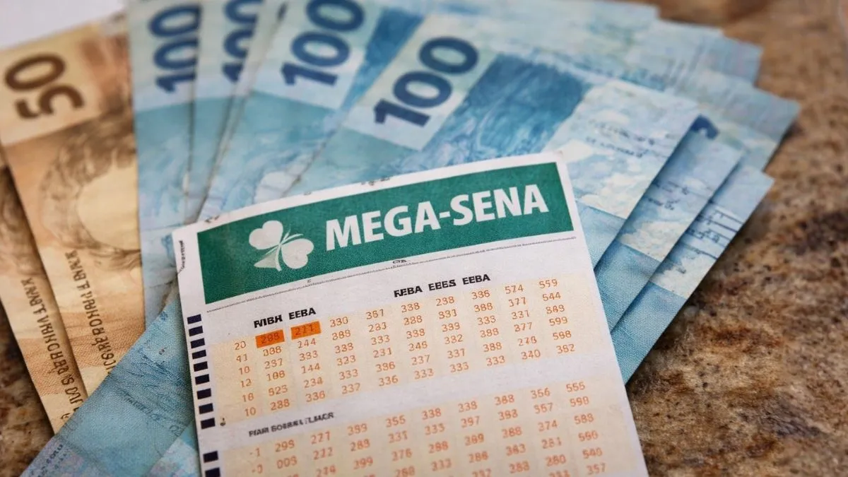 Bilhete da Mega-Sena sobre notas de real com foco no resultado do concurso 2989 e prêmio acumulado