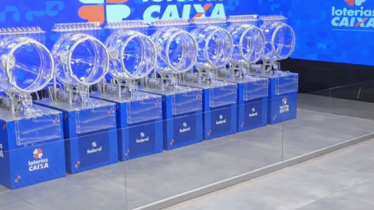 Máquinas De Sorteio Das Loterias Caixa Alinhadas Em Estúdio Oficial Com Globos Transparentes Utilizados Nos Concursos