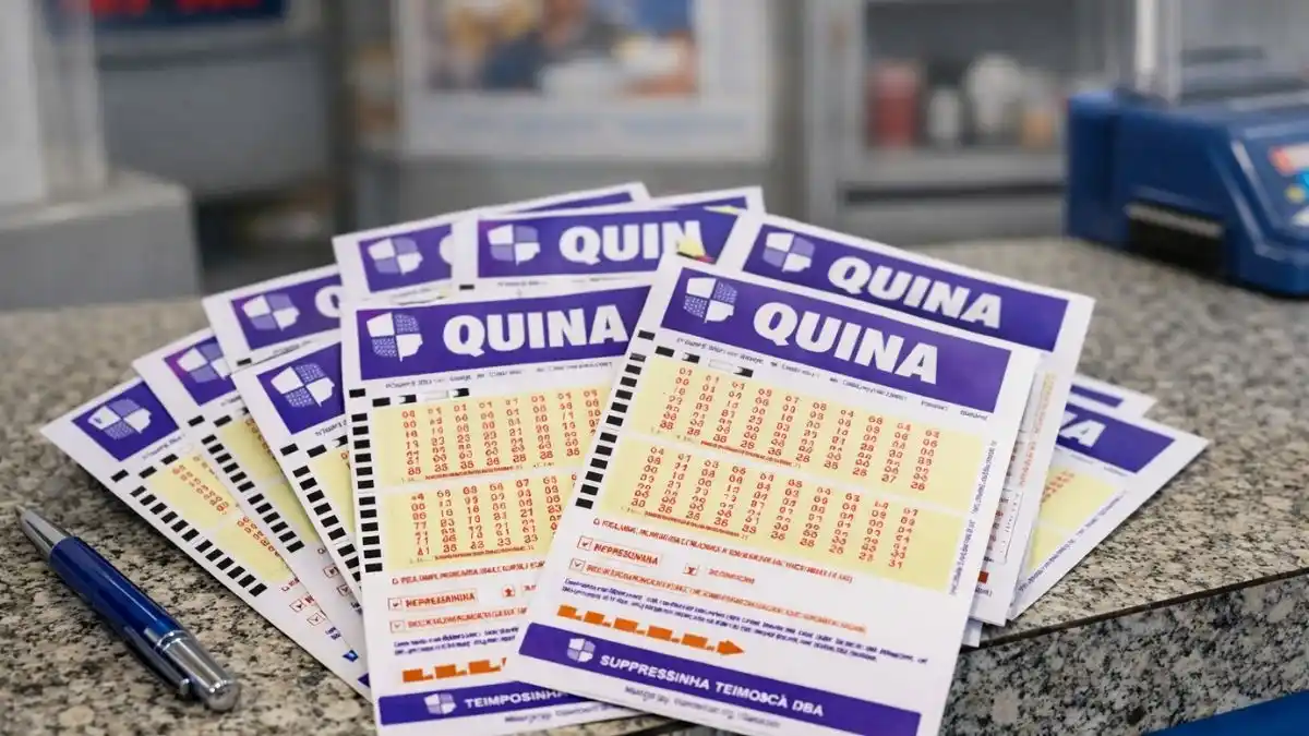 Bilhetes da loteria Quina organizados sobre balcão de granito em casa lotérica, com caneta ao lado e fundo desfocado do ambiente de apostas