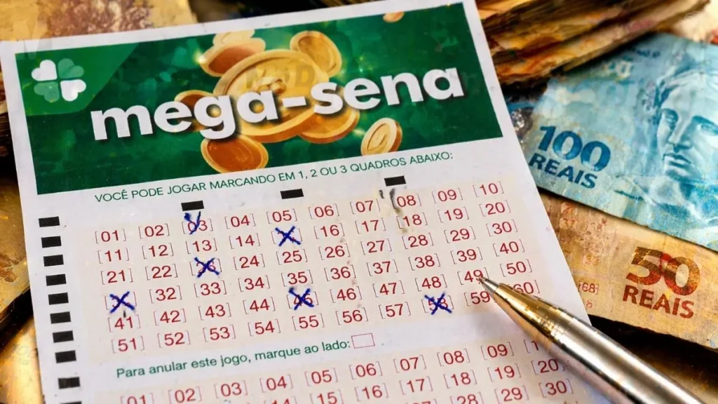 Volante Da Mega-Sena Com Números Marcados Ao Lado De Notas De Real, Representando Aposta Para O Resultado Da Mega-Sena Hoje Com Prêmio Milionário