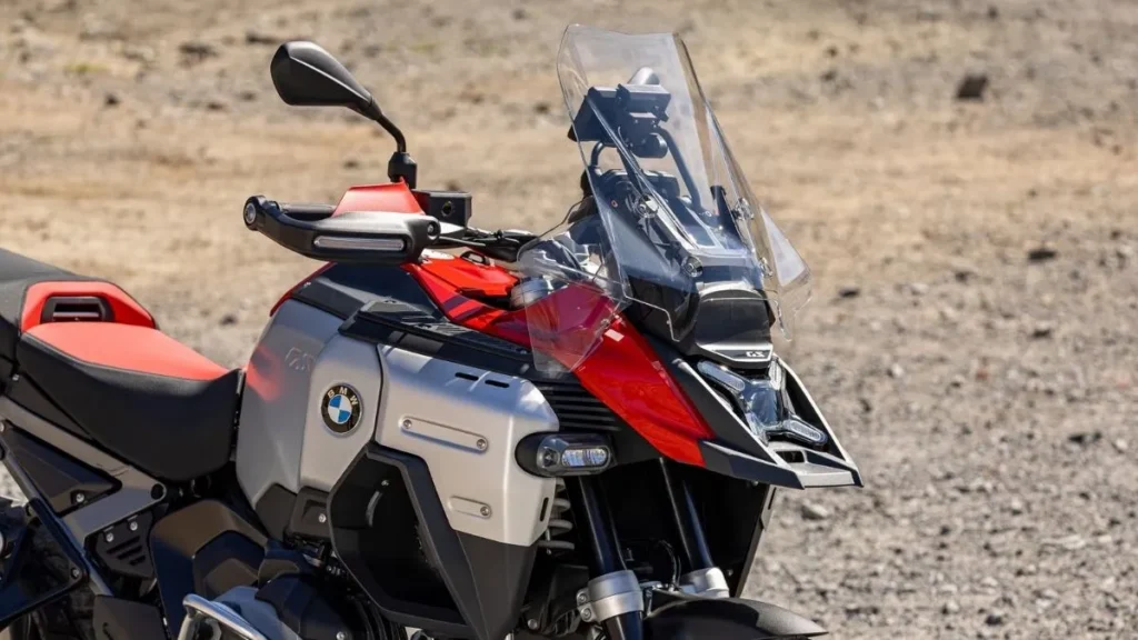 Bmw R 1300 Gs: O Que Faz Essa Moto Virar Objeto De Desejo E Quanto Custa Proteger Uma Máquina Desse Nível 1 Bmw R 1300 Gs Em Estrada De Montanha Com Baús Laterais, Destacando Moto Premium, Uso Em Viagens, Alto Padrão E Interesse Por Seguro E Proteção
