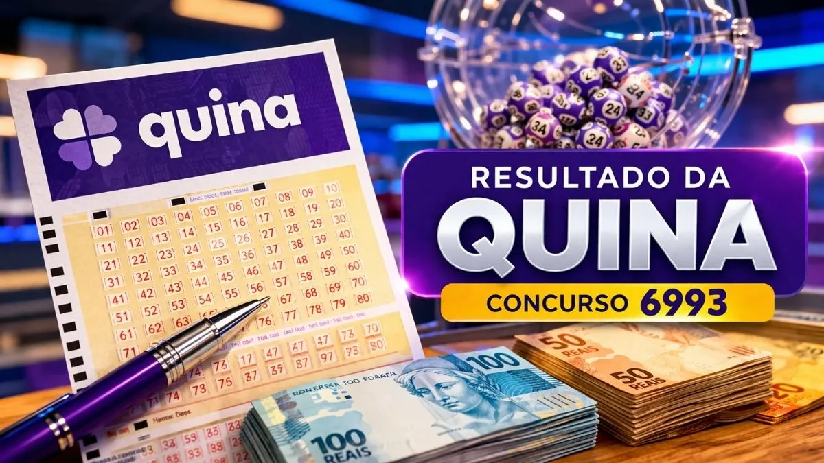 Bilhete da Quina sobre balcão com dinheiro ao lado e máquina de sorteio ao fundo durante divulgação do resultado do concurso 6993