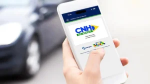 Motorista Usando Celular Para Renovar Cnh Enquanto Observa Tela Com Atenção Para Evitar Golpes