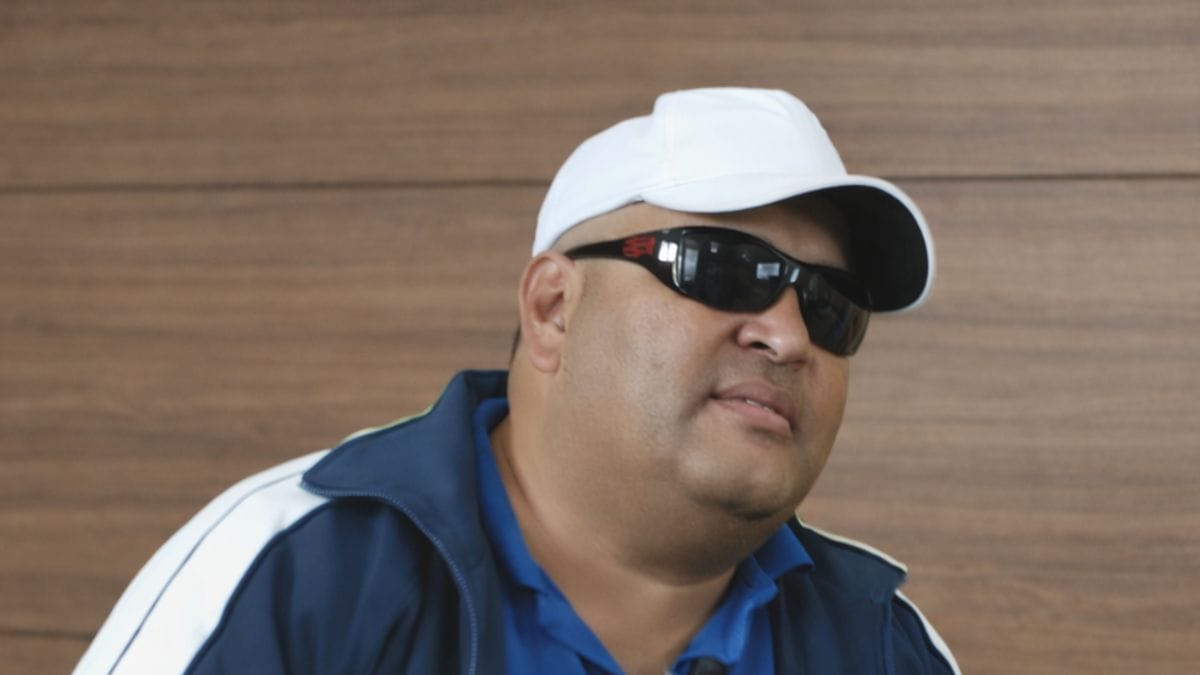 Dj Splash Em Registro Recente, Usando Boné Branco E Óculos Escuros, Durante Participação Em Gravação