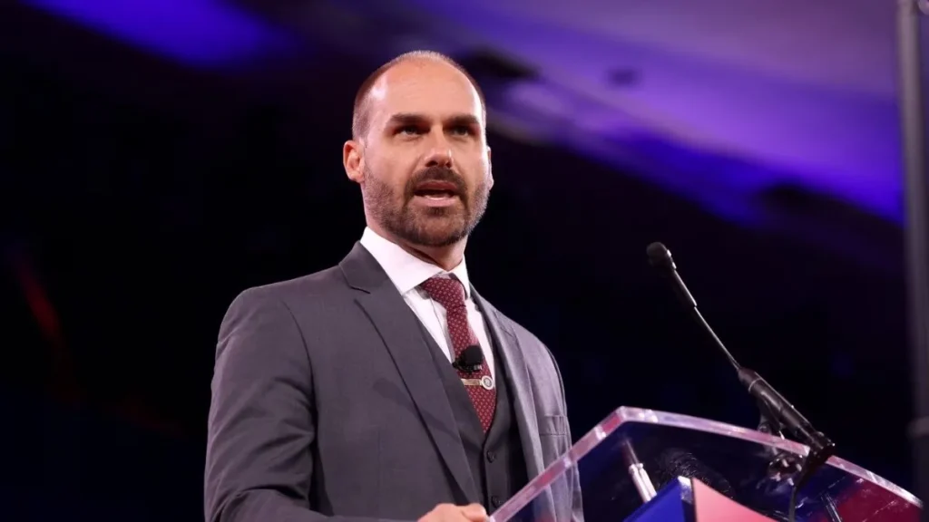 Eduardo Bolsonaro Durante Discurso Público, No Contexto Do Julgamento No Stf Que Entra Na Fase Final Com Votos Ainda Pendentes