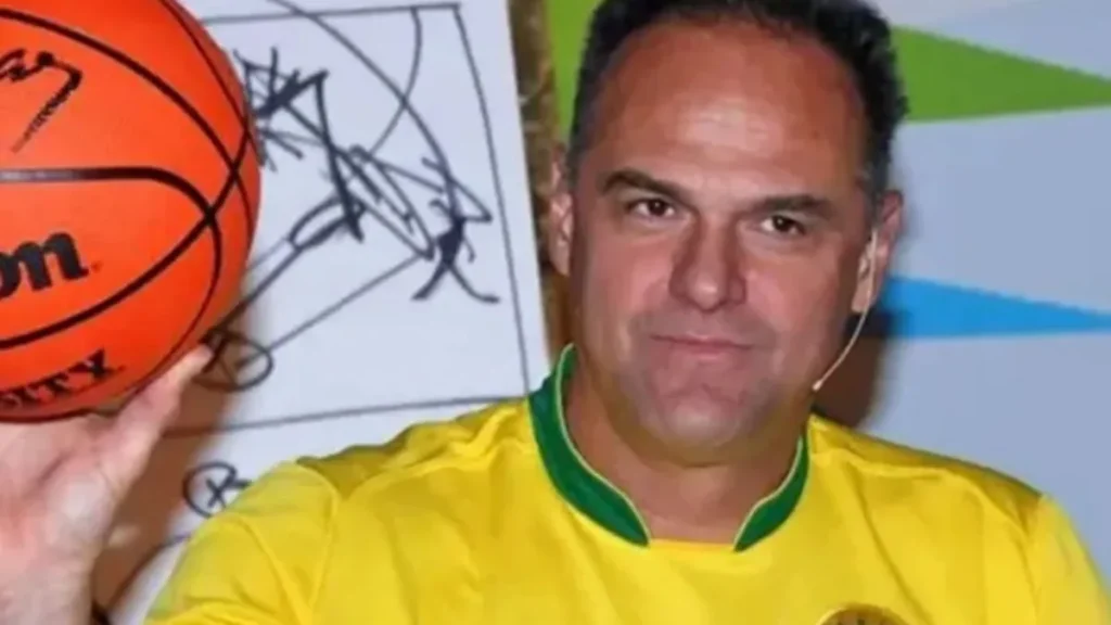 Oscar Schmidt Segura Bola De Basquete Usando Camisa Da Seleção Brasileira Em Registro Durante Apresentação