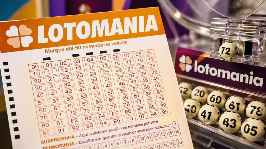Volante Da Lotomania Em Destaque Com Grade De Números De 00 A 99 Ao Lado De Máquina De Sorteio Com Bolas Numeradas, Representando O Resultado Da Lotomania Hoje