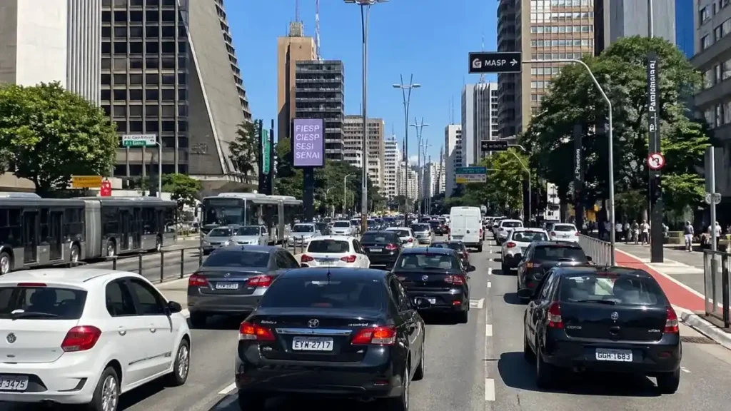 Trânsito Com Veículos Circulando Livremente Em Avenida De São Paulo Durante Feriado De 1º De Maio