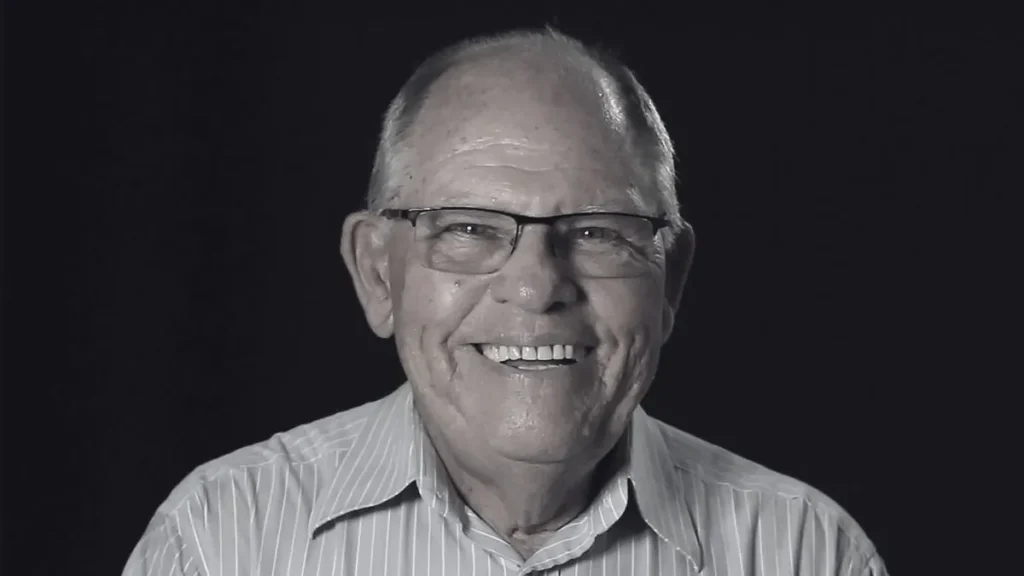 Silvio Matos Sorrindo Em Imagem Com Efeito Artístico, Representando Sua Trajetória Entre Televisão E A Nova Fase De Destaque Na Internet