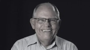 Silvio Matos Sorrindo Em Imagem Com Efeito Artístico, Representando Sua Trajetória Entre Televisão E A Nova Fase De Destaque Na Internet