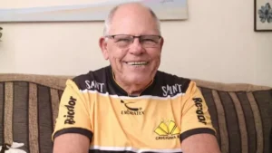 Silvio Matos Sorrindo Em Imagem Com Efeito Visual Sobreposto, Representando Sua Trajetória Na Televisão, Dublagem E Presença Recente Na Internet