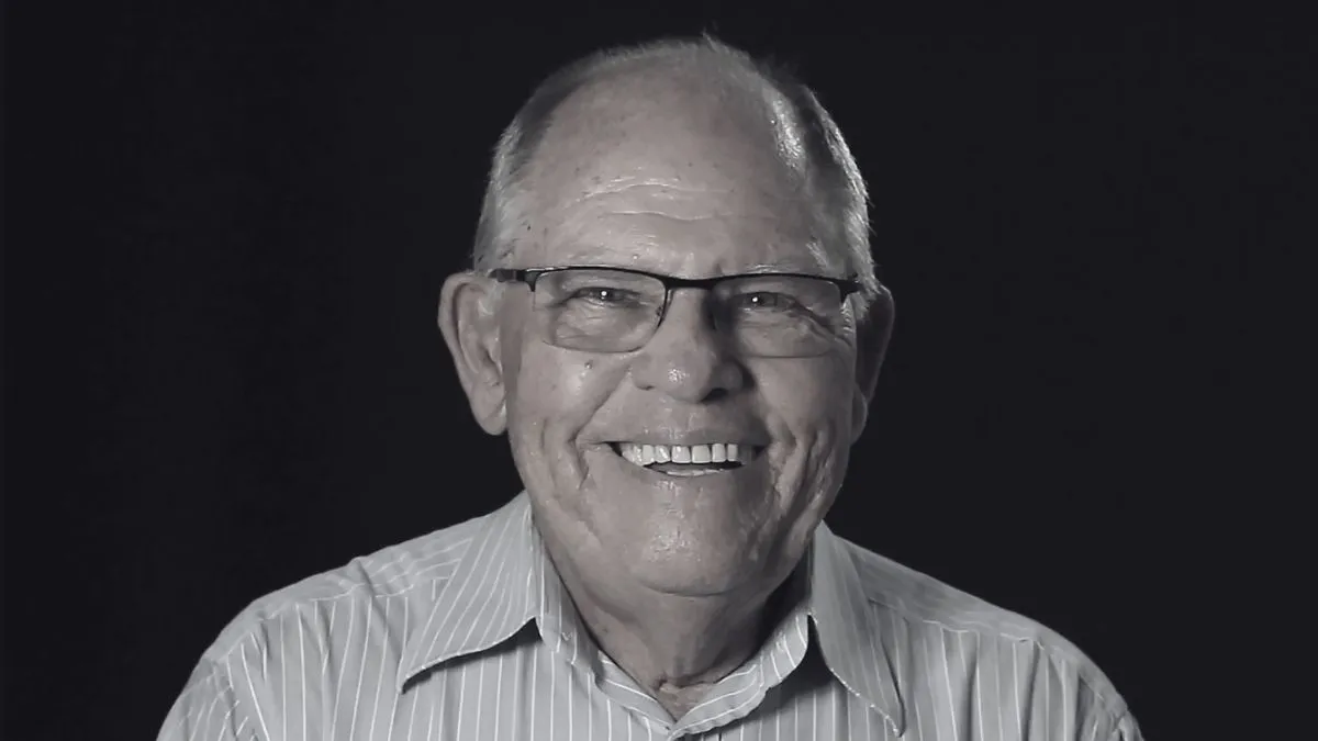 Silvio Matos sorrindo em imagem com efeito artístico, representando sua trajetória entre televisão e a nova fase de destaque na internet