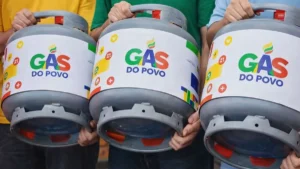 Pessoas Segurando Botijões De Gás De 13 Kg Com Etiqueta “Gás Do Povo”, Destacando Retirada Do Benefício Por Famílias De Baixa Renda
