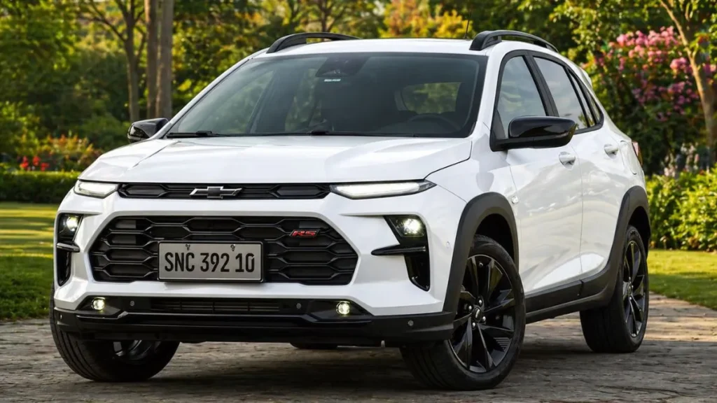 Chevrolet Sonic 2027 Branco Estacionado Em Estrada Com Fundo De Jardim Ao Entardecer, Destacando Design Moderno Com Faróis Em Led E Rodas Esportivas