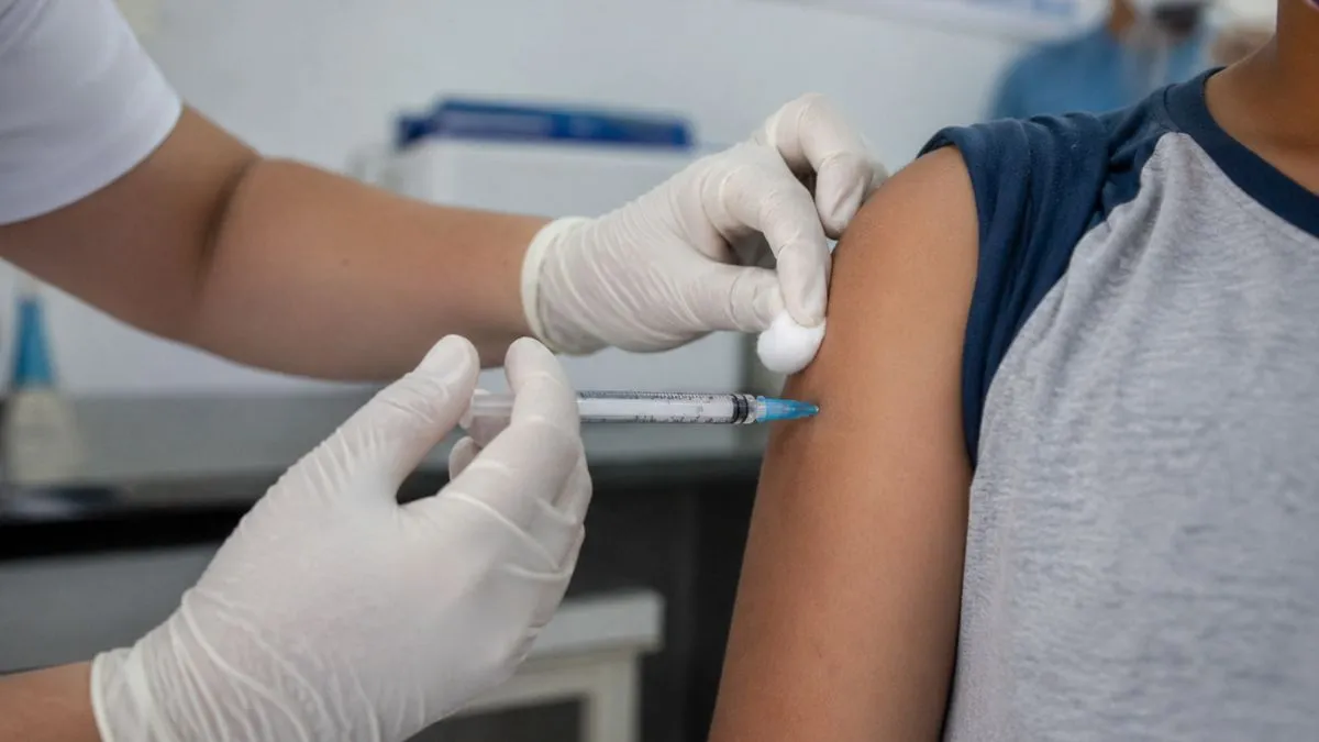 Aplicação De Vacina Em Braço De Paciente Com Enfermeiro Utilizando Luvas Em Ambiente De Unidade Básica De Saúde