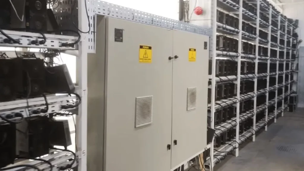 Polícia Descobre Esquema Milionário De Mineração De Bitcoin Com Furto De Energia Em Jundiaí E Louveira; Homem De 43 Anos Acabou Preso 3 Estrutura De Mineração De Bitcoin Com Dezenas De Equipamentos Ligados Em Racks Industriais Durante Operação Contra Furto De Energia Em Jundiaí E Louveira.