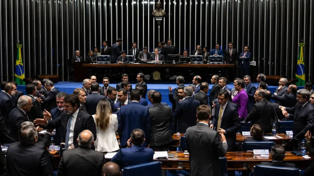 Sessão No Congresso Nacional Com Parlamentares Em Discussão Intensa E Clima De Tensão Política