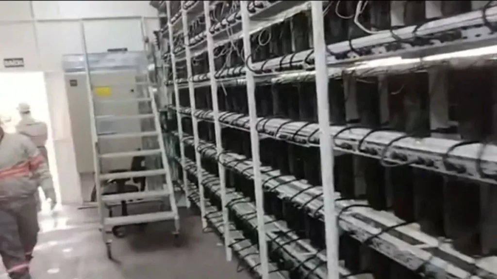 Polícia Descobre Esquema Milionário De Mineração De Bitcoin Com Furto De Energia Em Jundiaí E Louveira; Homem De 43 Anos Acabou Preso 1 Funcionários Da Cpfl Acompanham Operação Em Estrutura Com Centenas De Computadores Usados Para Mineração De Bitcoin Durante Investigação De Furto De Energia Em Jundiaí E Louveira.