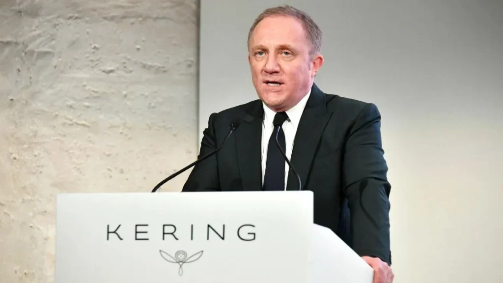 François-Henri Pinault, Ceo Do Grupo Kering, Em Apresentação Institucional Ligada Ao Patrimônio Bilionário Da Família E Ao Controle De Marcas De Luxo Como Gucci E Balenciaga