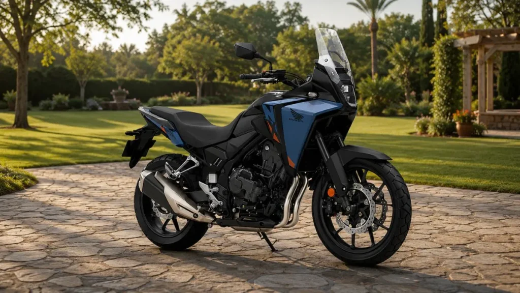 Honda Nx400 2026 Estreia Com E-Clutch E Já Mira Quem Pensa Em Economia, Conforto E Revenda 3 Honda Nx400 2026 Azul E Preta Estacionada Em Jardim Amplo Com Piso De Pedra, Destacando O Sistema E-Clutch E O Visual Crossover Da Nova Moto Da Honda