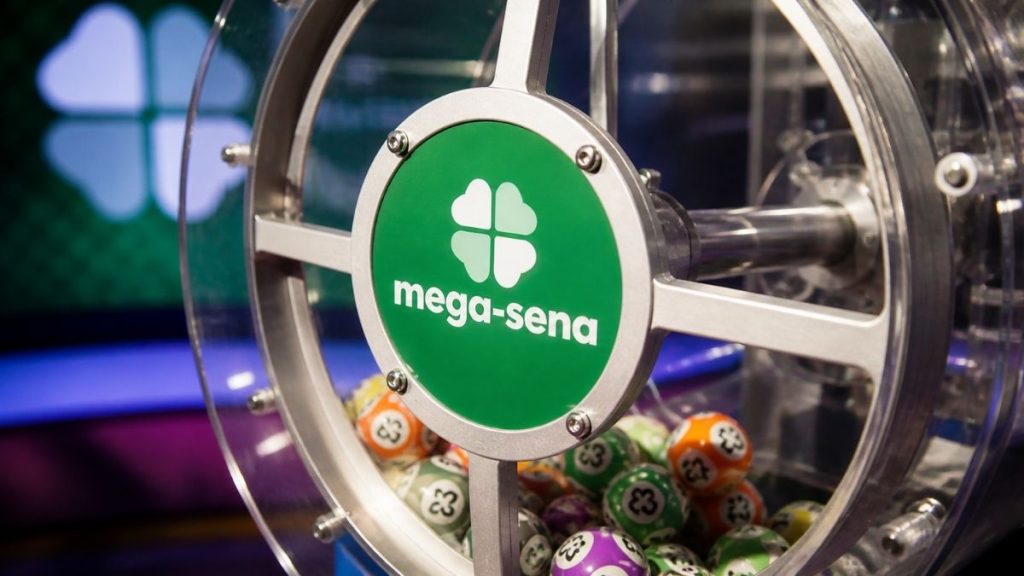 Resultado Da Mega Sena Hoje Ainda Não Divulgado Enquanto Volante Oficial Do Sorteio Com Bolas Numeradas Aparece Em Destaque Antes Da Definição Das Dezenas