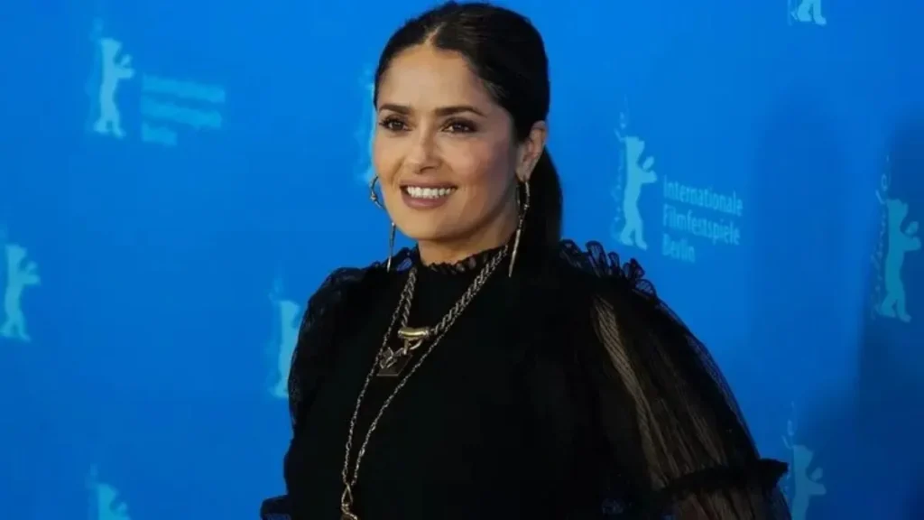 Salma Hayek Sorrindo Em Evento Internacional, Atriz Possui Fortuna Acima De R$ 1 Bilhão Construída Com Filmes, Produção E Contratos