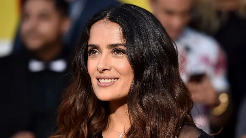 Salma Hayek Em Evento Público Com Expressão Confiante, Atriz Acumula Fortuna Superior A R$ 1 Bilhão Construída Ao Longo Da Carreira