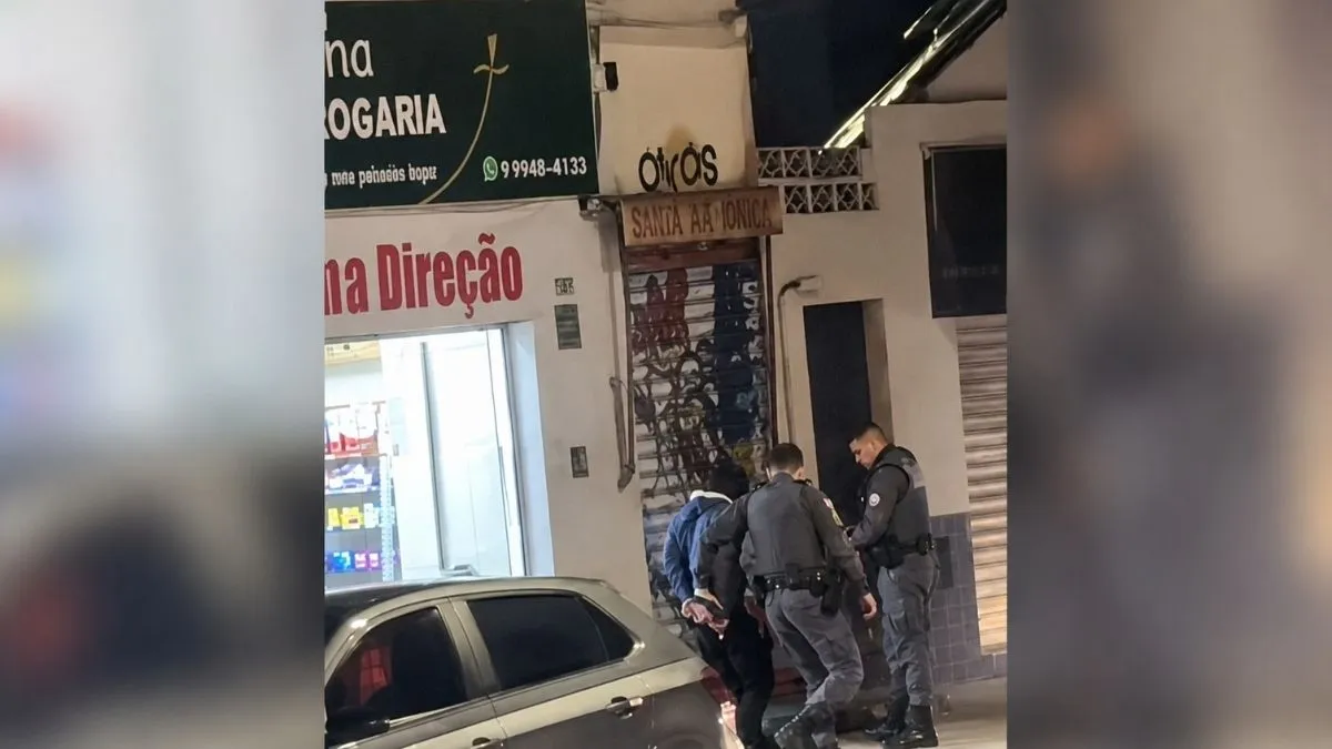 Policiais militares detêm suspeito durante ocorrência em frente a farmácia na Avenida Santa Mônica, na Zona Sul de São Paulo, após tentativa de assalto envolvendo medicamentos de alto valor.