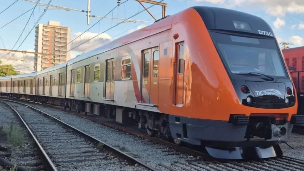 Trem Da Linha 7-Rubi Da Tic Trens Sobre Trilhos Durante Operação Ferroviária Em Área Urbana Da Região Metropolitana De São Paulo