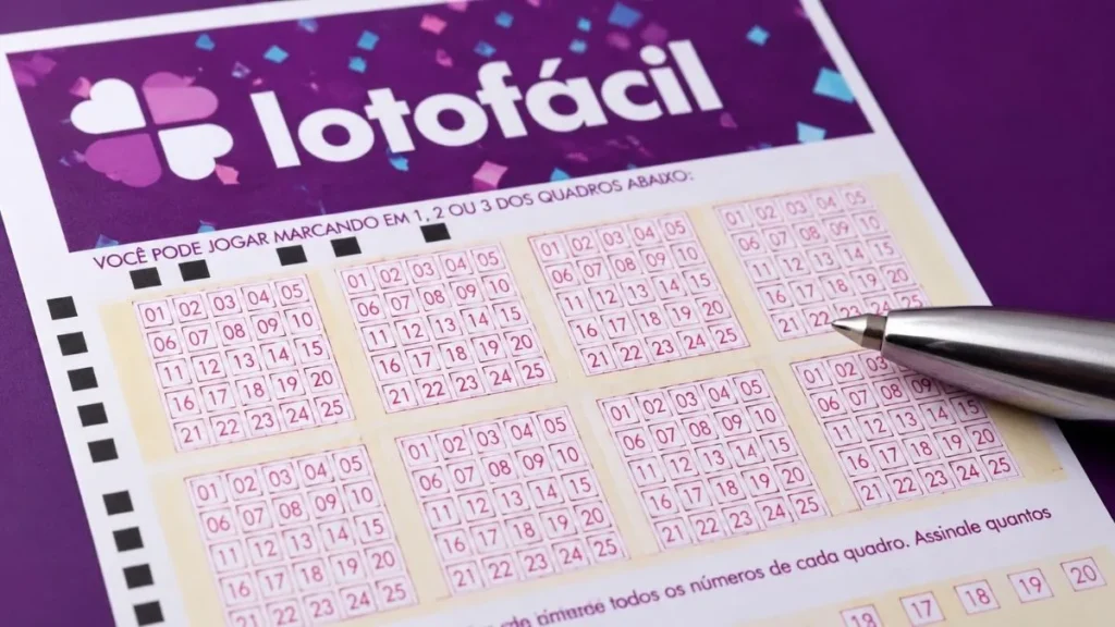 Resultado Da Lotofácil 3690 Saiu O Prêmio De R$ 7 Milhões E Valor Já Coloca Imóveis E Suvs De Luxo Entre Possibilidades Dos Ganhadores 5 Volante Da Lotofácil Em Close Com Caneta Sobre Os Números Do Concurso 3690 Após Sorteio Que Teve Apostas Vencedoras Da Bahia E De São Paulo.