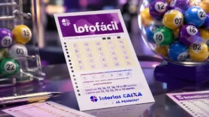 Volante da Lotofácil em destaque ao lado de globos com bolas coloridas durante composição inspirada em sorteios das Loterias Caixa.