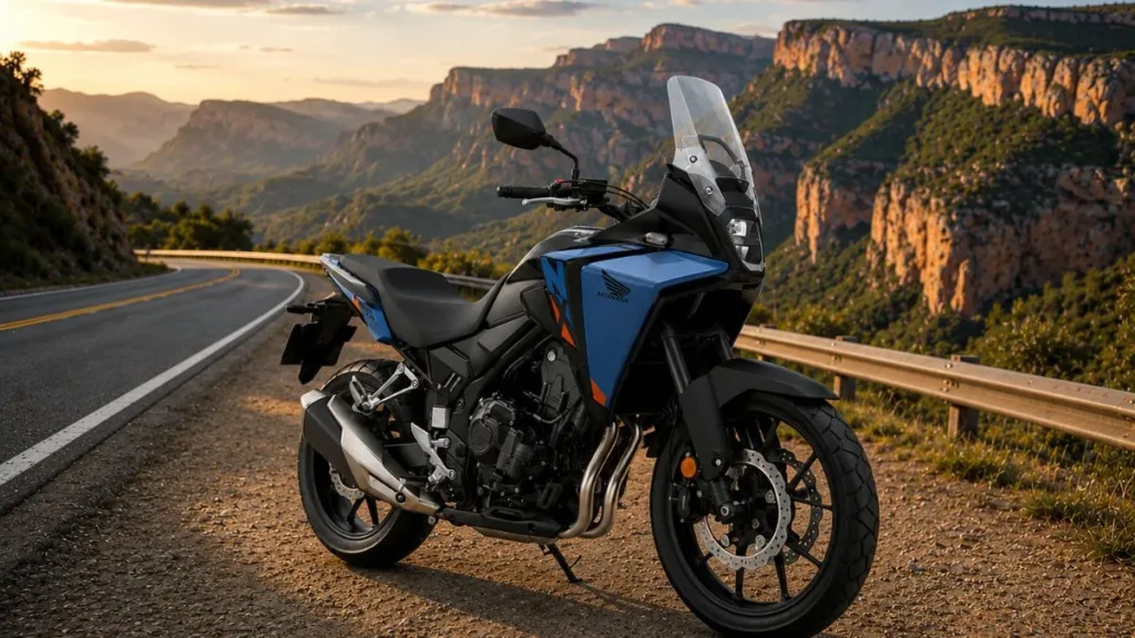 Honda Nx400 2026 Estreia Com E-Clutch E Já Mira Quem Pensa Em Economia, Conforto E Revenda 1 Honda Nx400 2026 Estacionada No Acostamento De Estrada Cercada Por Cânions E Montanhas, Destacando O Visual Adventure E O Sistema E-Clutch Da Nova Crossover Da Honda.