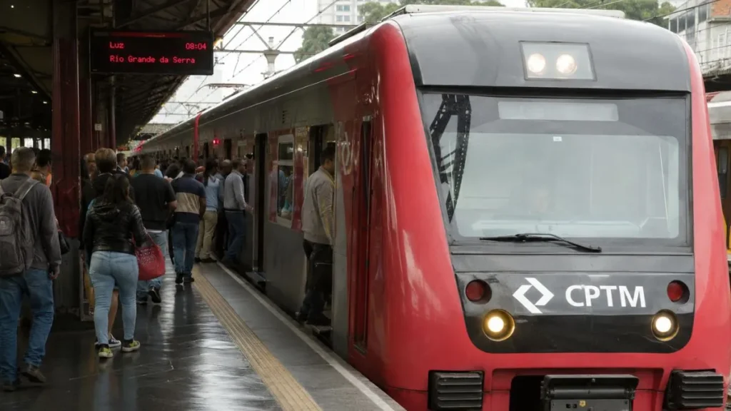 Linha 7-Rubi Trava Entre Lapa E Vila Aurora E Atinge Quem Sai De Caieiras, Perus E Franco 1 Composição Da Linha 7-Rubi Parada Na Estação Durante Horário De Pico, Com Passageiros Na Plataforma E Trem Em Destaque.