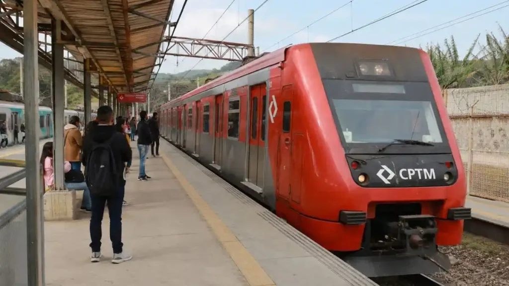Linha 7-Rubi Muda Intervalo De Trens No Domingo E Pode Atrasar Viagem Entre Perus, Caieiras E Jundiaí 1 Trem Vermelho Da Linha 7-Rubi Parado Na Estação De Caieiras, Com Passageiros Aguardando Na Plataforma Durante O Embarque.