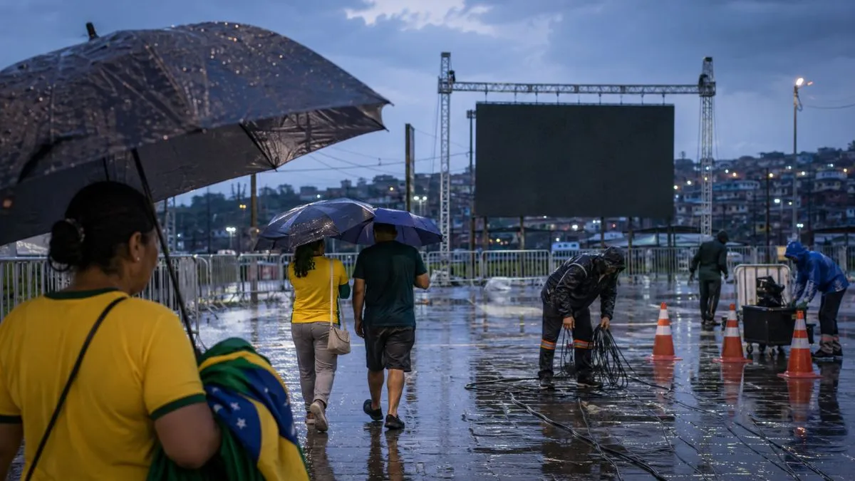 Moradores Com Guarda-Chuvas Deixam Área De Evento Público Após Cancelamento De Telão Da Copa Por Causa Da Chuva Em Caieiras E Francisco Morato.
