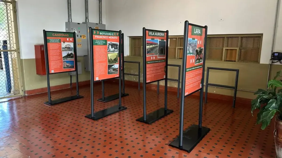 Painéis Da Exposição História Ferroviária Da Linha 7-Rubi Instalados No Mezanino Da Estação Franco Da Rocha, Com Imagens E Textos Sobre Estações Como Campinas, Francisco Morato, Vila Aurora E Lapa.